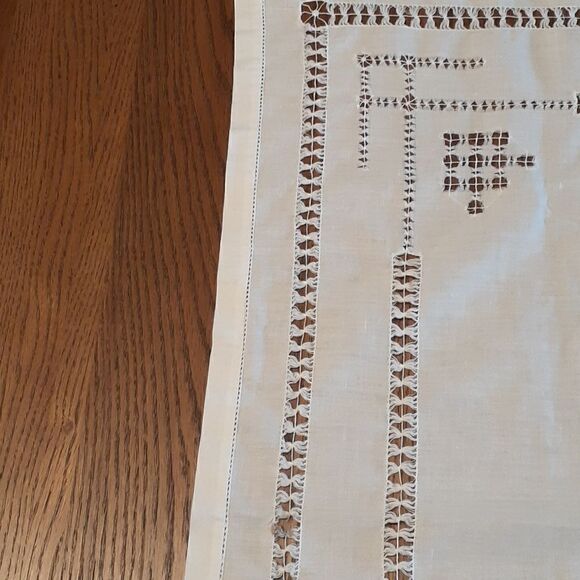 Vintage 32" sq. white tablecloth with beautiful gathered thread design. - Picture 5 of 6